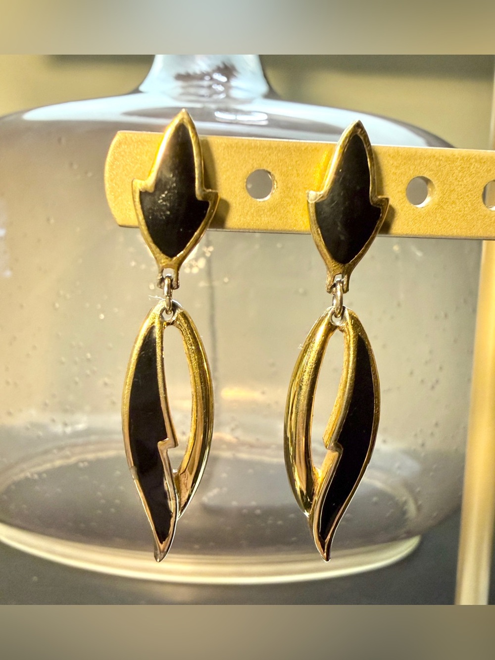 Rare Vintage Avon Gold Tone & Black Tear Drop Leaf Dangle Earrings